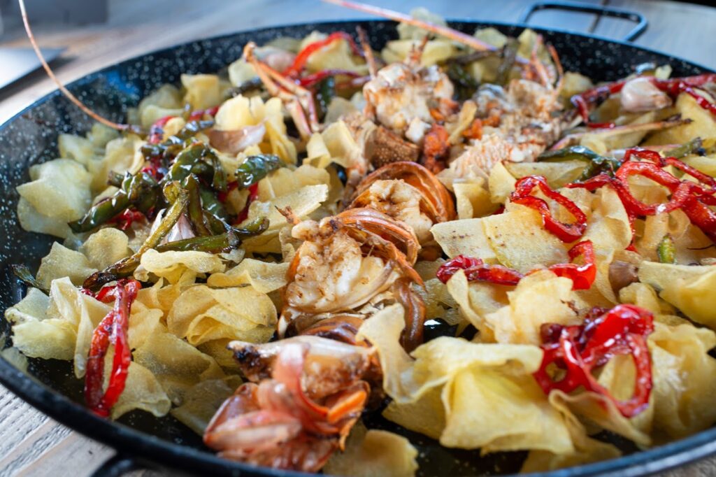 langosta frita con patatas pimiento rojo el laurel langosta frita con patatas pimiento rojo el laurel