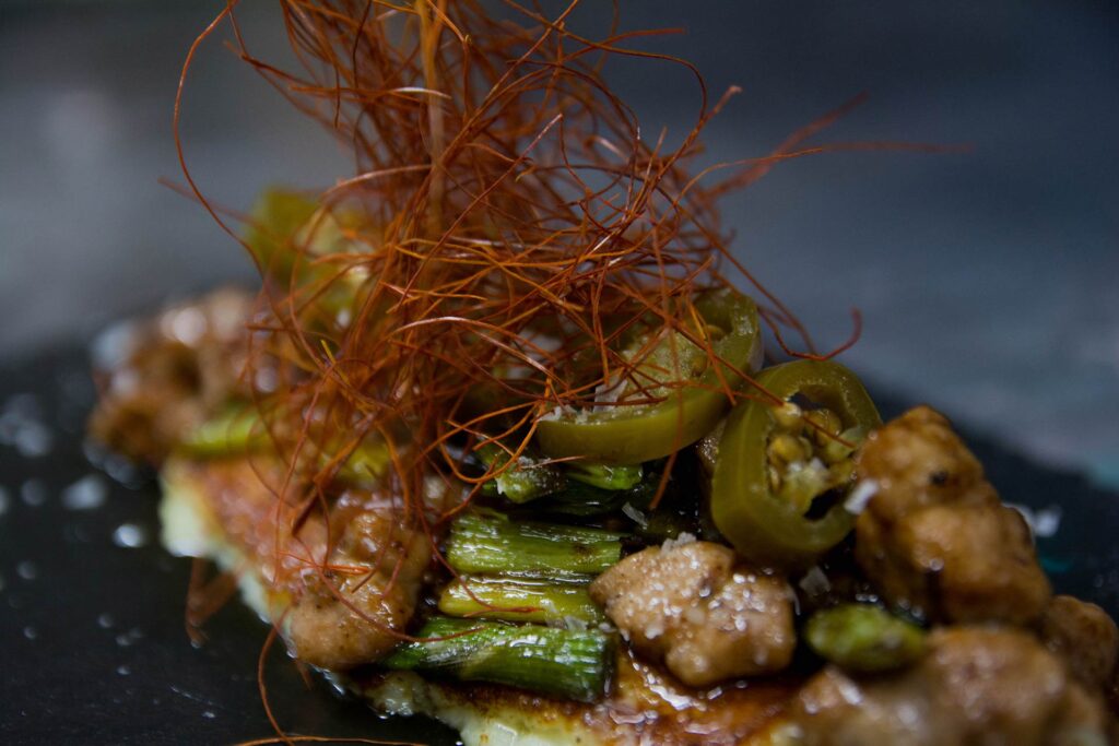 Gastrobar El Laurel Mollejitas de cordero teriyaki sobre pastel de parmesano