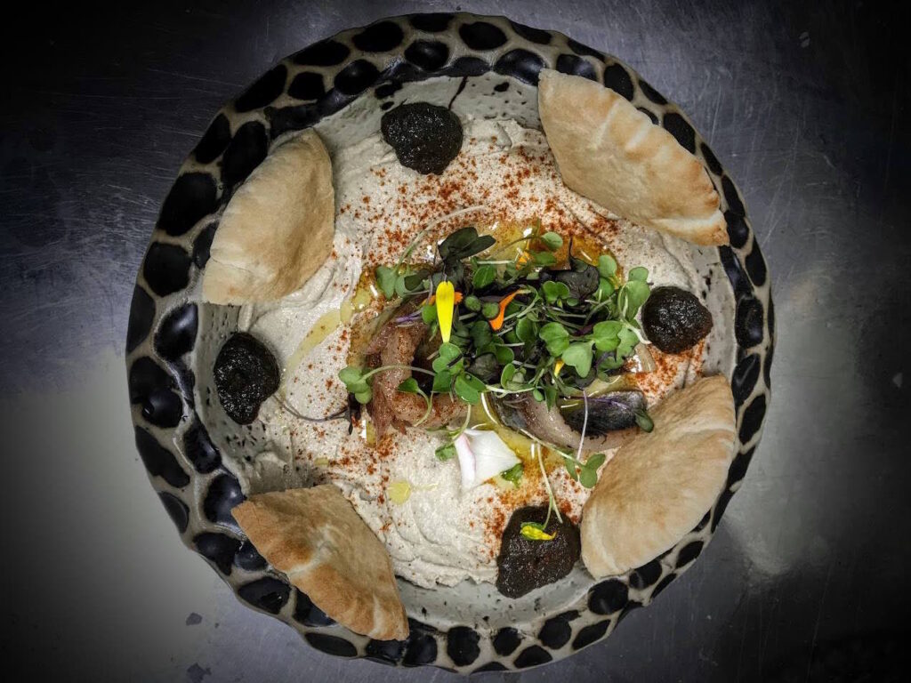 Humus de berenjena y lomitos de sardina ahumada el laurel