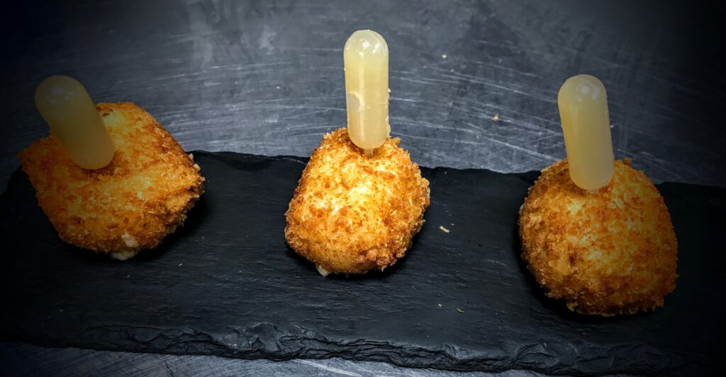 croquetas de gorgonzola y culis de pera El Laurel